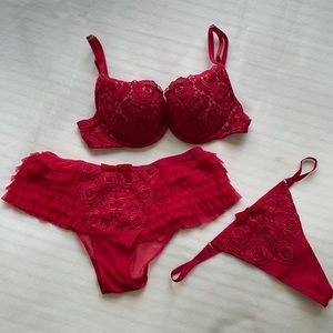 NWOT Victoria’s Secret 34 B Miracle Bra Panty Set